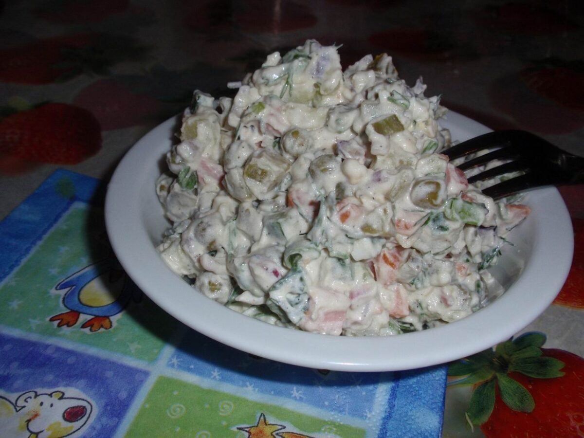 Експерти розповіли, що додати в салат Олів'є, аби він не псувався навіть через декілька днів