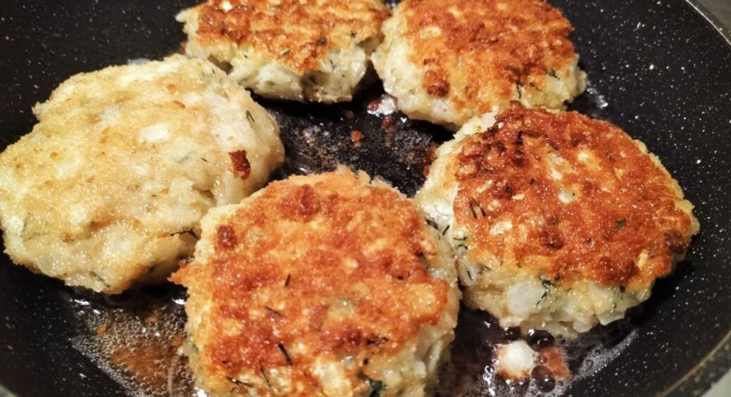 Більше не кидаю у фарш на котлети хліб і не додаю молоко: 1 секрет – і котлетки соковитіші, ніж у мами 