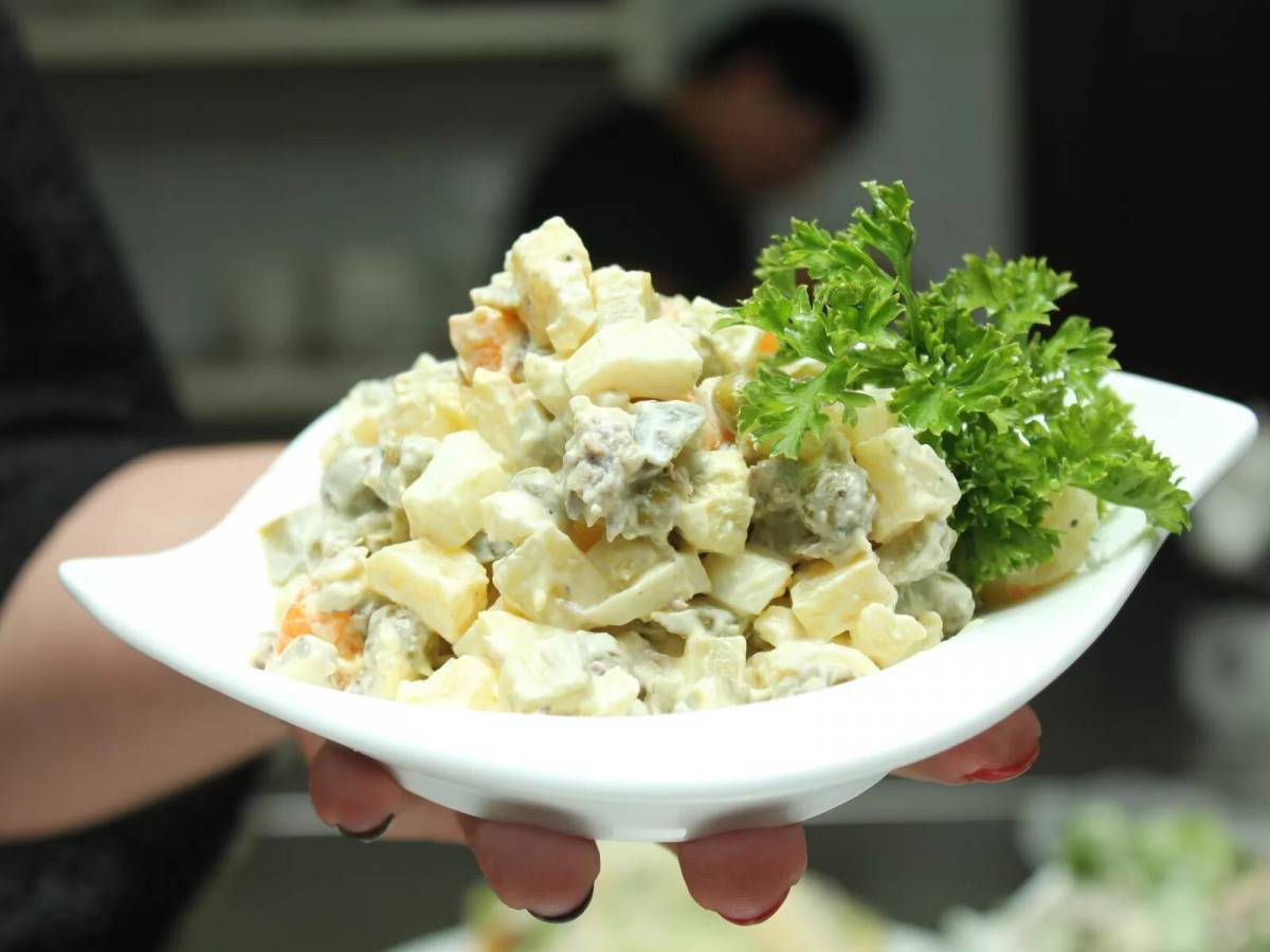 Експерти розповіли, що додати в салат Олів'є, аби він не псувався навіть через декілька днів