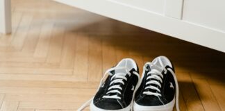 Як прибрати аромат взуття з вітальні