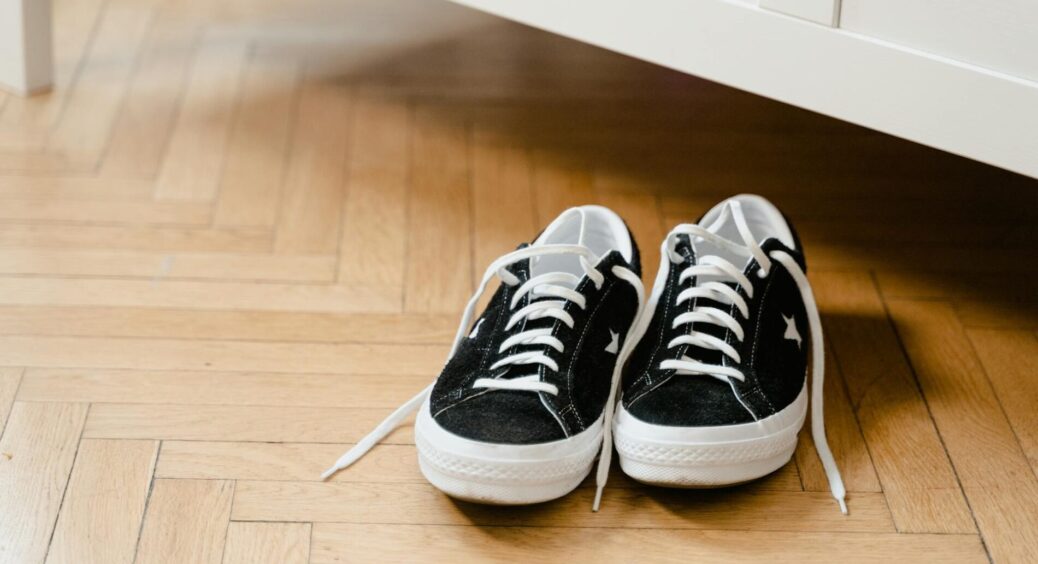 У вітальні більше не “тхне” взуттям: поставила всього 1 “штучку” за шафу – і запаху немає місяцями 