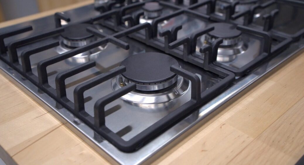 Решітку з плити кип’ячу 30 хвилин у “цьому” – і жир злітає сам: бабуся так мила ще за радянських часів 