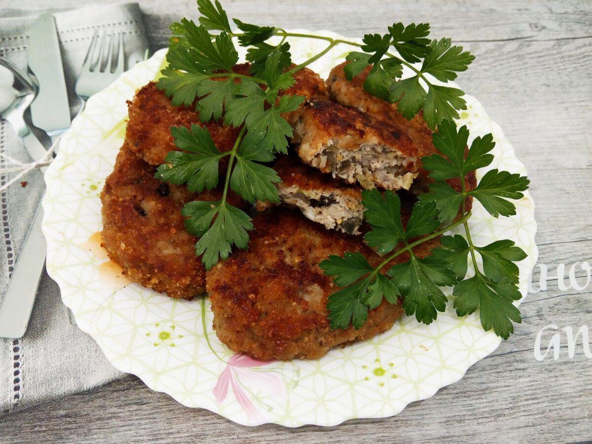 Кулінари розповіли, як приготувати смачні котлети без додавання хліба до фаршу – поради