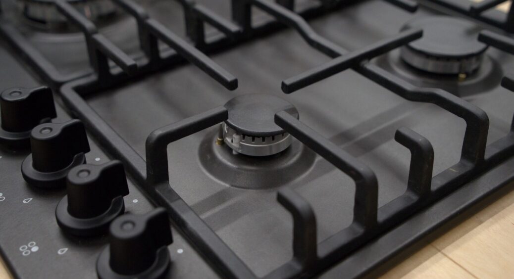 Перед святами “залізно” натираю плиту ось цим – і жир не прилипає по 7 днів: бабусин спосіб чистоти 