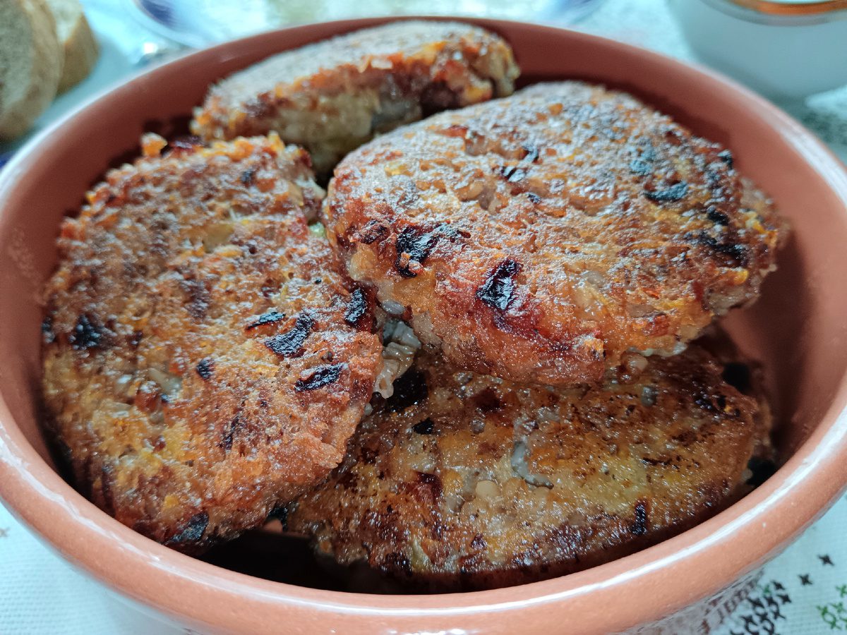 Кулінари розповіли, як приготувати смачні котлети без додавання хліба до фаршу – поради