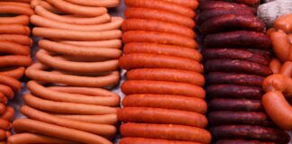 Як зняти оболонку із сардельок