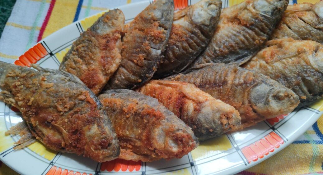 Смажу рибу, але запаху немає: перед приготуванням кладу на сковорідку 1 продукт – і біди собі не знаю 