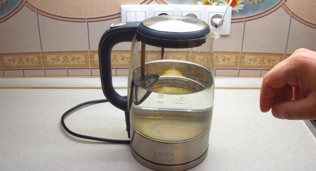 Накип у чайнику: оцет більше не використовую – є 1 метод значно простіший, дешевший і без неприємного запаху 