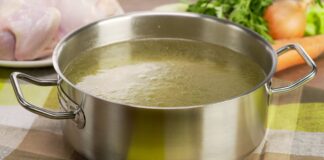 Кухарі розповіли, як приготувати прозорий, світлий бульйон для холодцю чи супу 