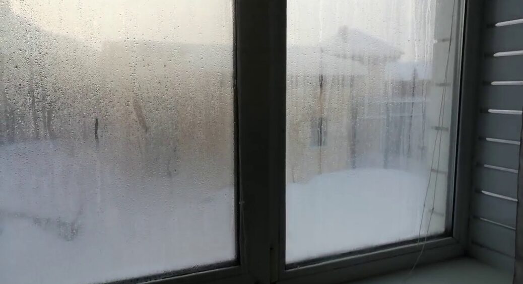 Досвід кмітливих господинь: ось як можна назавжди позбутися конденсату на вікнах, не витративши ні 1 грн 