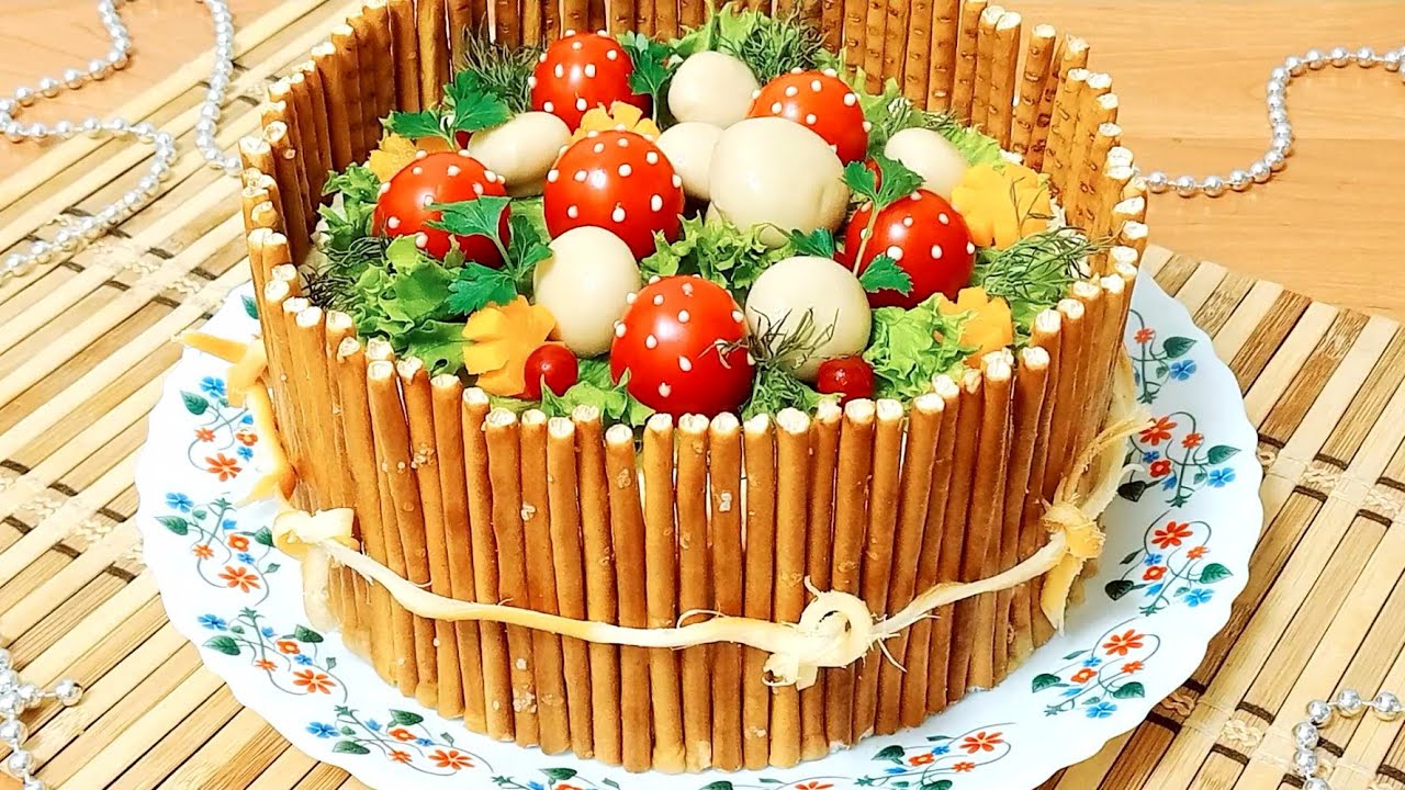 Кулінари поділилися рецептом смачного салату з шинкою та печерицями на Новий рік