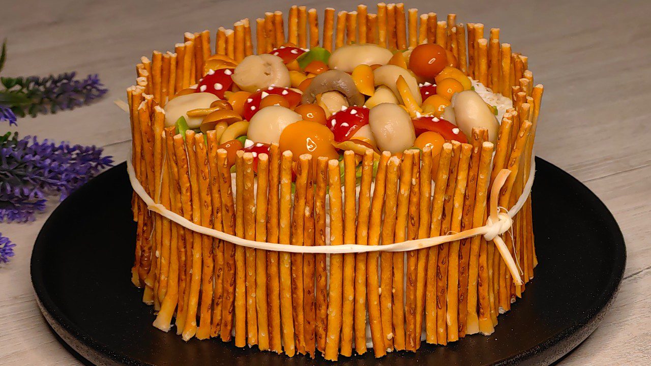 Кулінари поділилися рецептом смачного салату з шинкою та печерицями на Новий рік