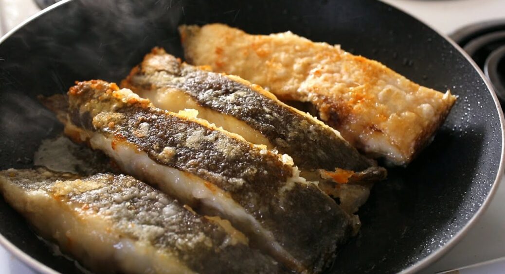 Випросила цей рецепт у кухаря: як за 20 хвилин приготувати рибу без запаху – ідеальний рецепт 