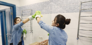 Господині назвали дієвий розчин для миття дзеркал 