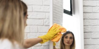 Покоївки розповіли, як за 10 хв помити дзеркала без розводів та мильних слідів