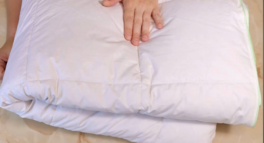 Не “пхну” з усієї сили теплий плед у пральну машинку: очищую 1 способом, якщо немає “бюджету” на хімчистку 