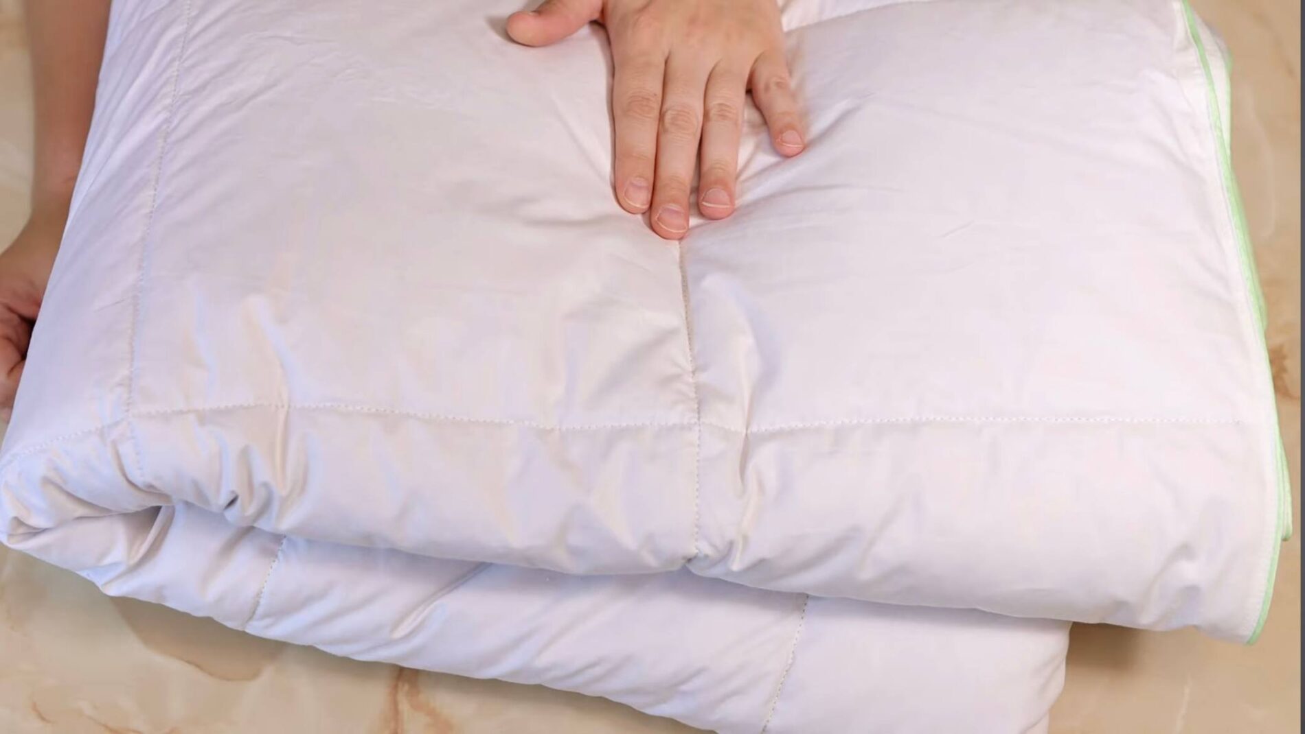 Господині розповіли, як очистити велику ковдру без прання і хімчистки 