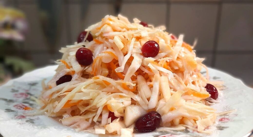 Додаю до квашеної капусти 1 жменю журавлини та яблук: вона не перекисає до весни, і залишається хрусткою 