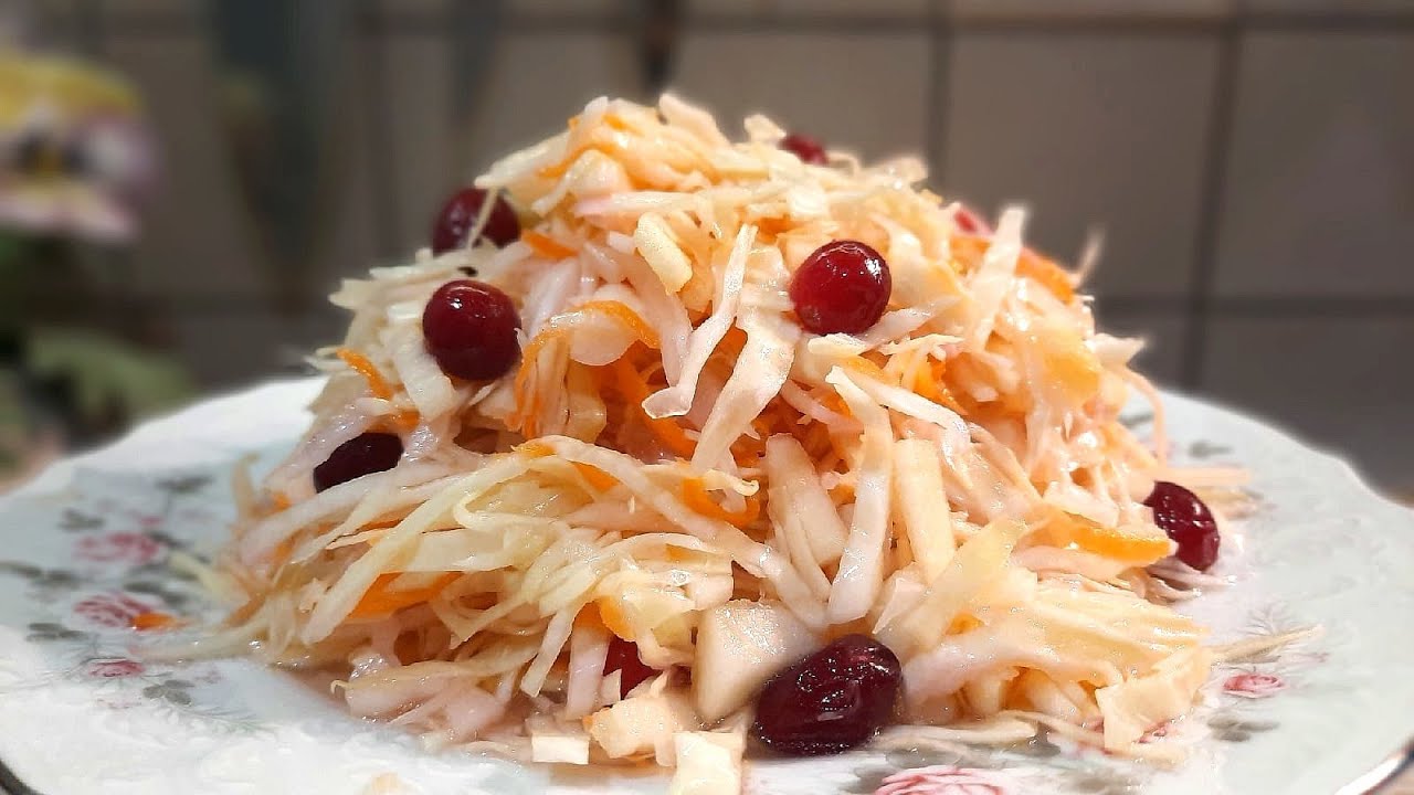 Кулінари розповіли, як приготувати квашену капусту з журавлиною та яблуками