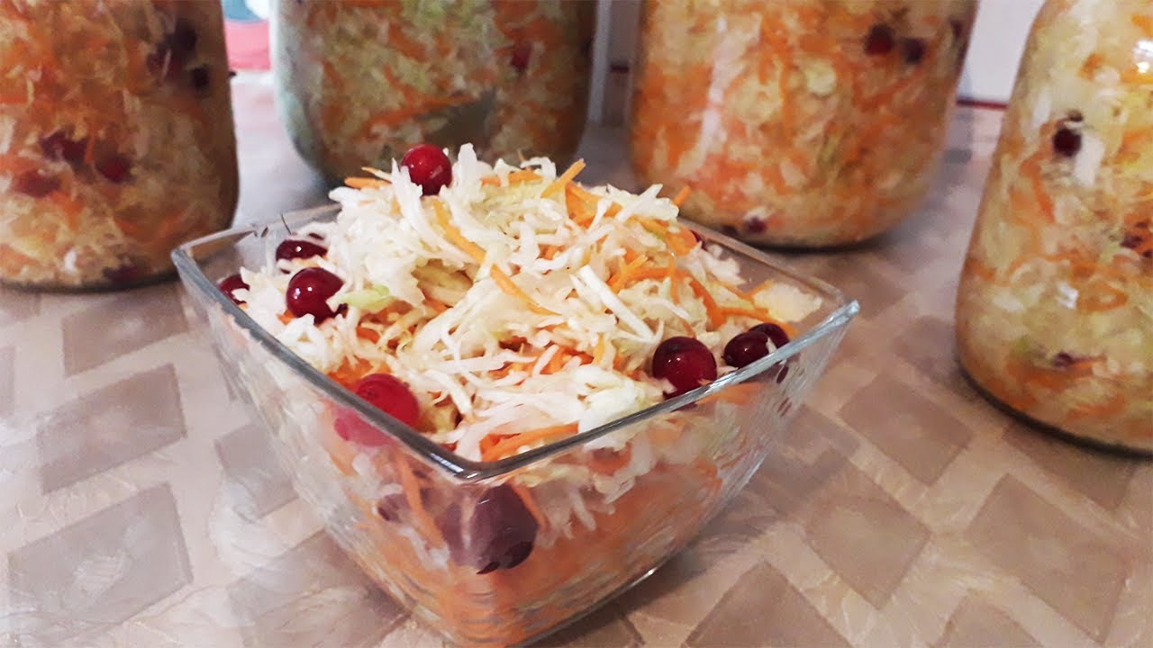 Кулінари розповіли, як приготувати квашену капусту з журавлиною та яблуками