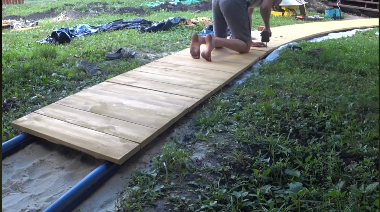 Дачники назвали найпростіший спосіб зробити садову доріжку без бетону та плитки