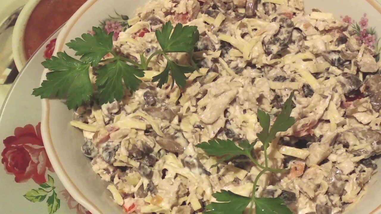 Салат Міністерський з курячою грудкою і яєчними млинцями: рецепт від кулінарів