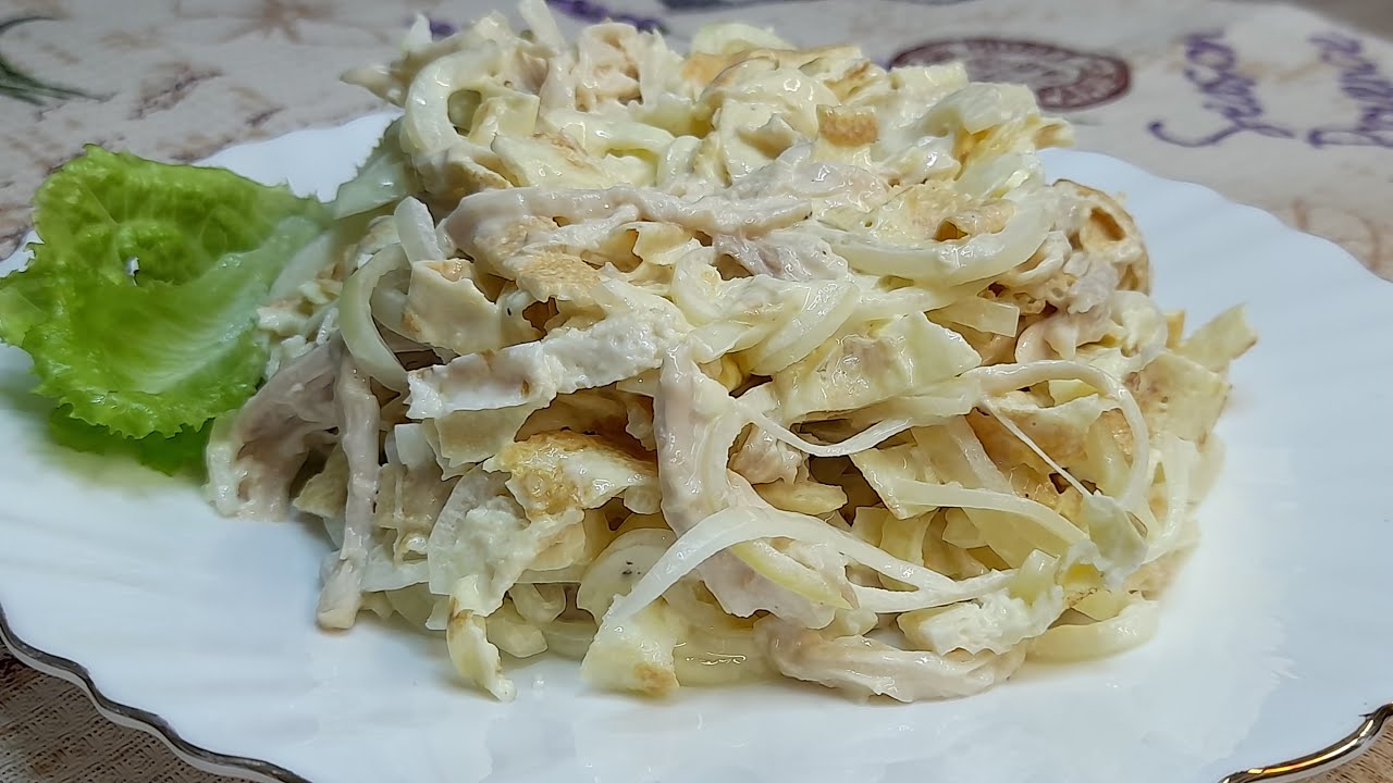 Салат Міністерський з курячою грудкою і яєчними млинцями: рецепт від кулінарів