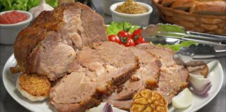 Кулінари розповіли, як приготувати смачну свинячу шию, запечену з часником