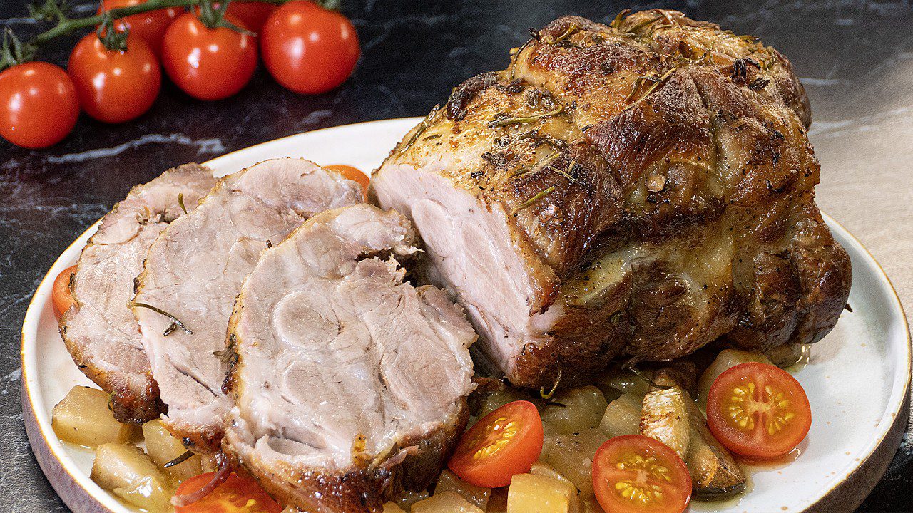 Кулінари розповіли, як приготувати смачну свинячу шию, запечену з часником