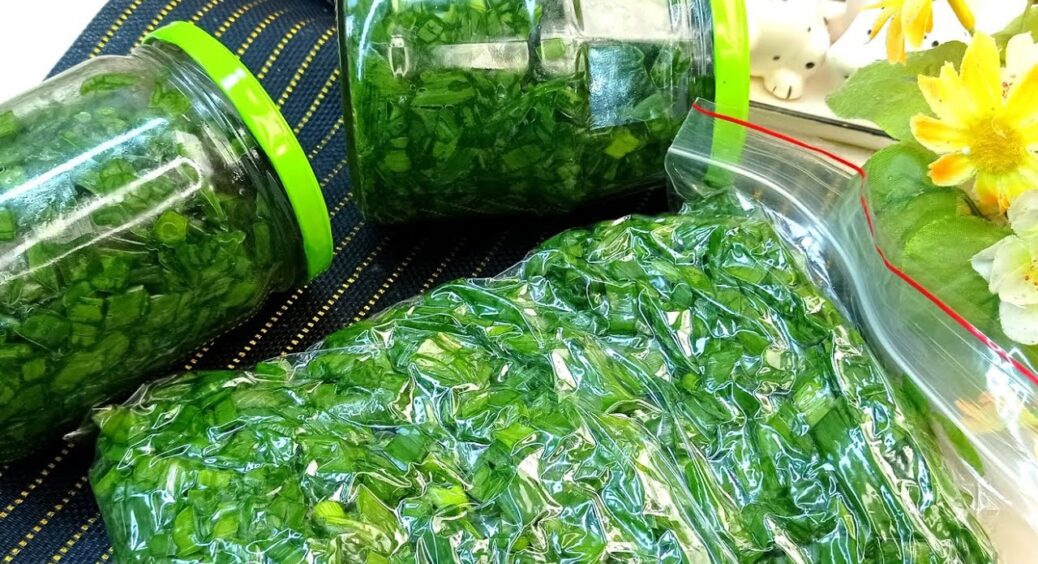 Знайшла 1 ідеальний спосіб заморозити зелену цибулю – вона після відтаювання виглядає, ніби щойно з грядки 