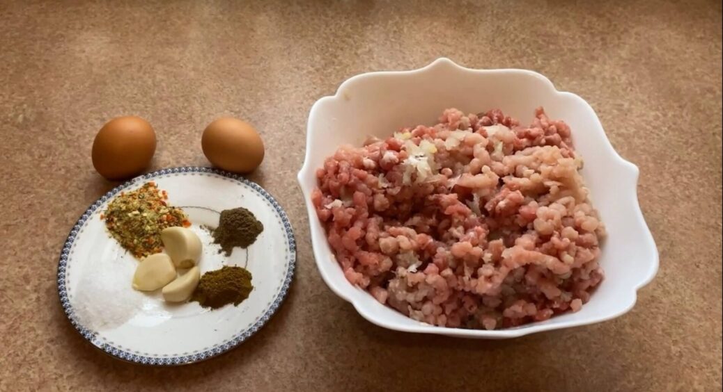 Додала у фарш на пельмені цей 1 овоч – і вони вийшли настільки соковитими, що чоловік подумав, що це хінкалі 