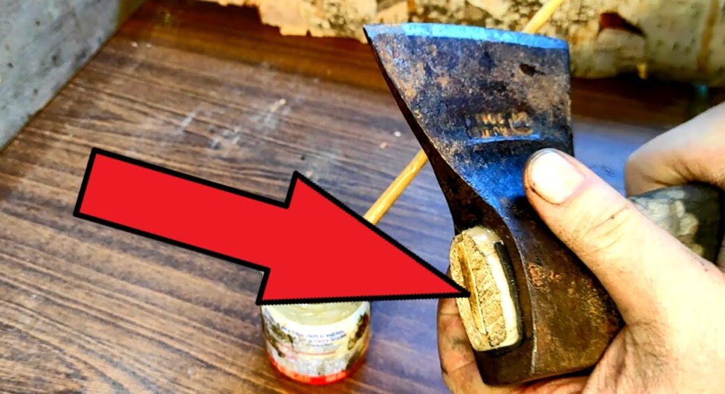 Чоловік дрова рубає, мов професіонал: 1 простий спосіб загострити сокиру для дров за 5 хвилин – лезо блищить 