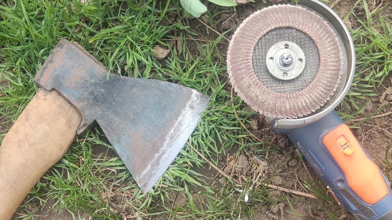 Господарі розповіли, як правильно заточити сокиру в домашніх умовах