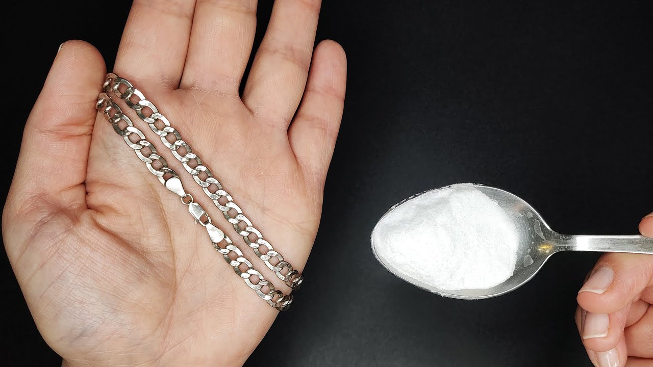 Господині розповіли, як можна легко почистити срібні ланцюжки та кільця