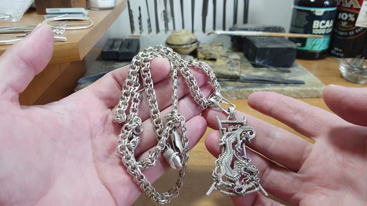 Господині розповіли, як можна легко почистити срібні ланцюжки та кільця