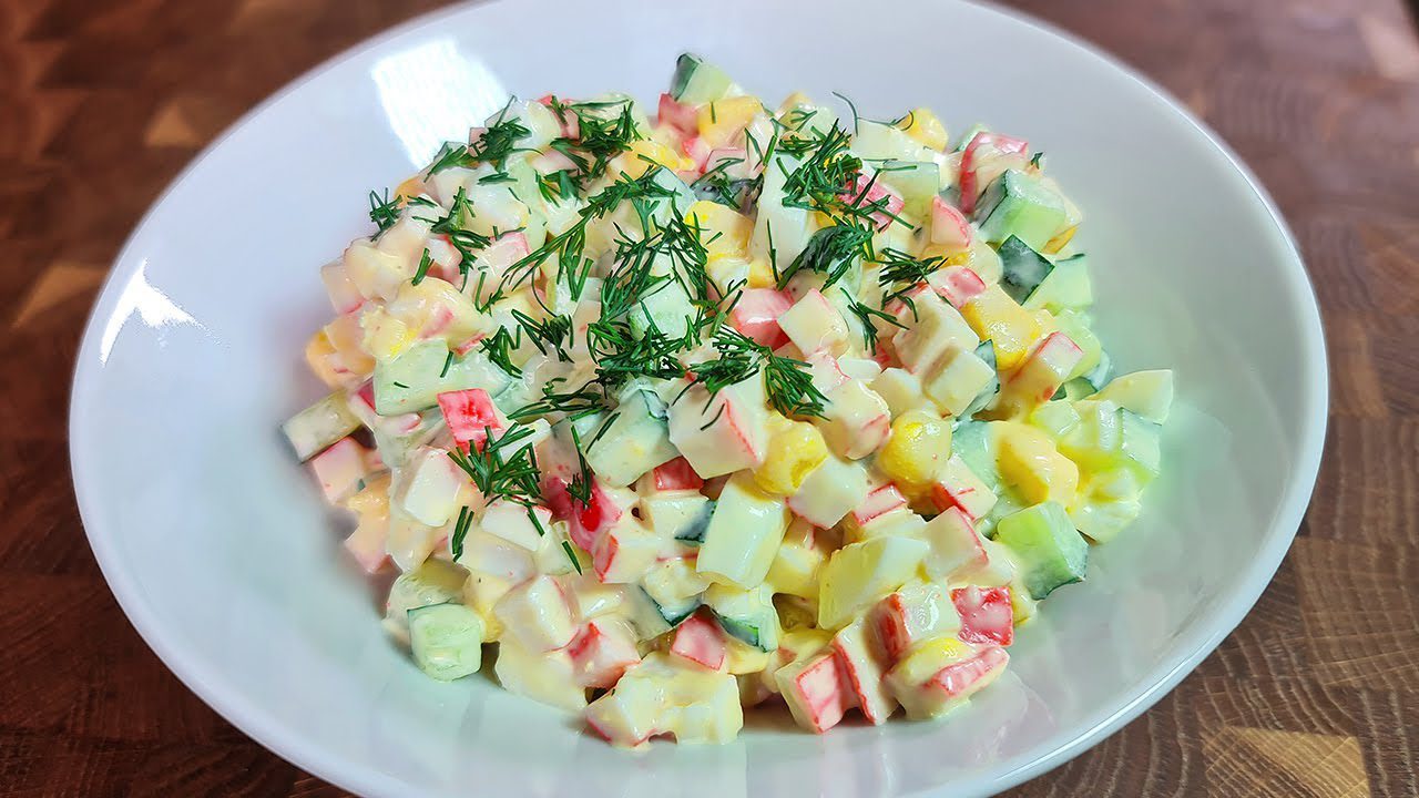 Кулінари розповіли, як приготувати смачний крабовий салат без рису та яєць