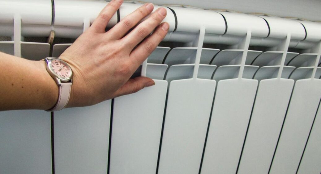 Не вмикаю обігрівач: кладу всього 1 рушник на батарею – і вдома тепліше на 2-3 градуси. Трюк працює! 