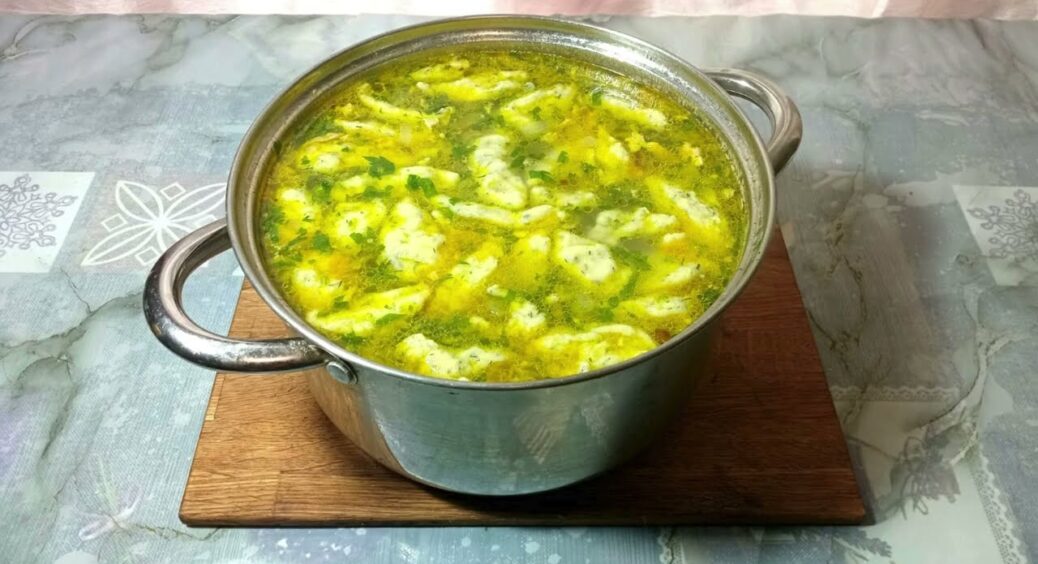 Насипаю 1 столову ложку на 500 мл супу – і звичайне “перше” стає шедевром ресторанного рівня: секрет 