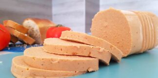 Кулінари розповіли, як приготувати смачну та соковиту домашню ковбасу у фользі