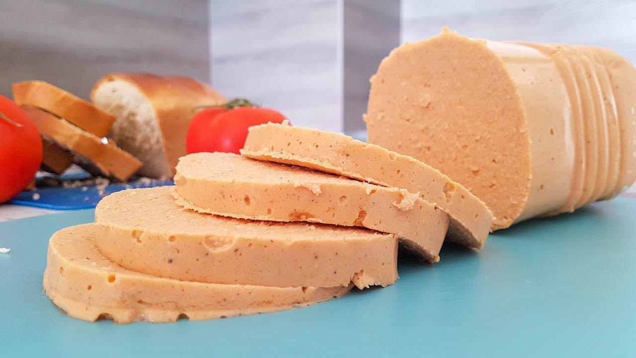 Кулінари розповіли, як приготувати смачну та соковиту домашню ковбасу у фользі