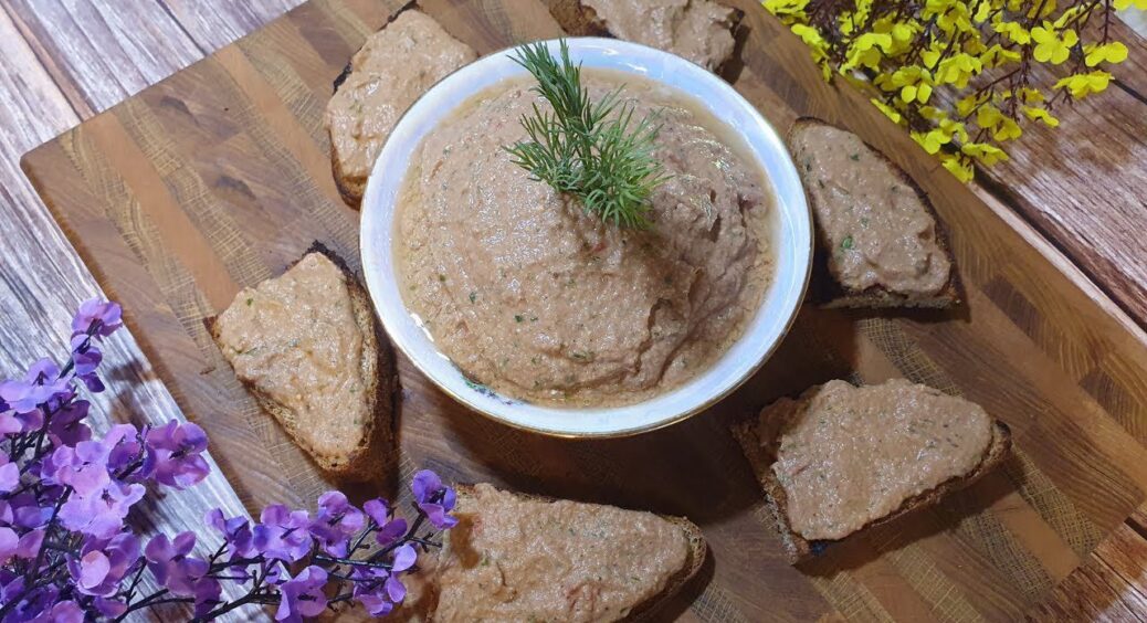 Змішую 100 г крабових паличок та 1 баночку тунця – паштет виходить дуже смачним: і на перекус, і на застілля 