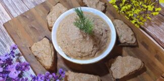 Кулінари поділилися рецептом смачного паштету з крабових паличок і банки тунця