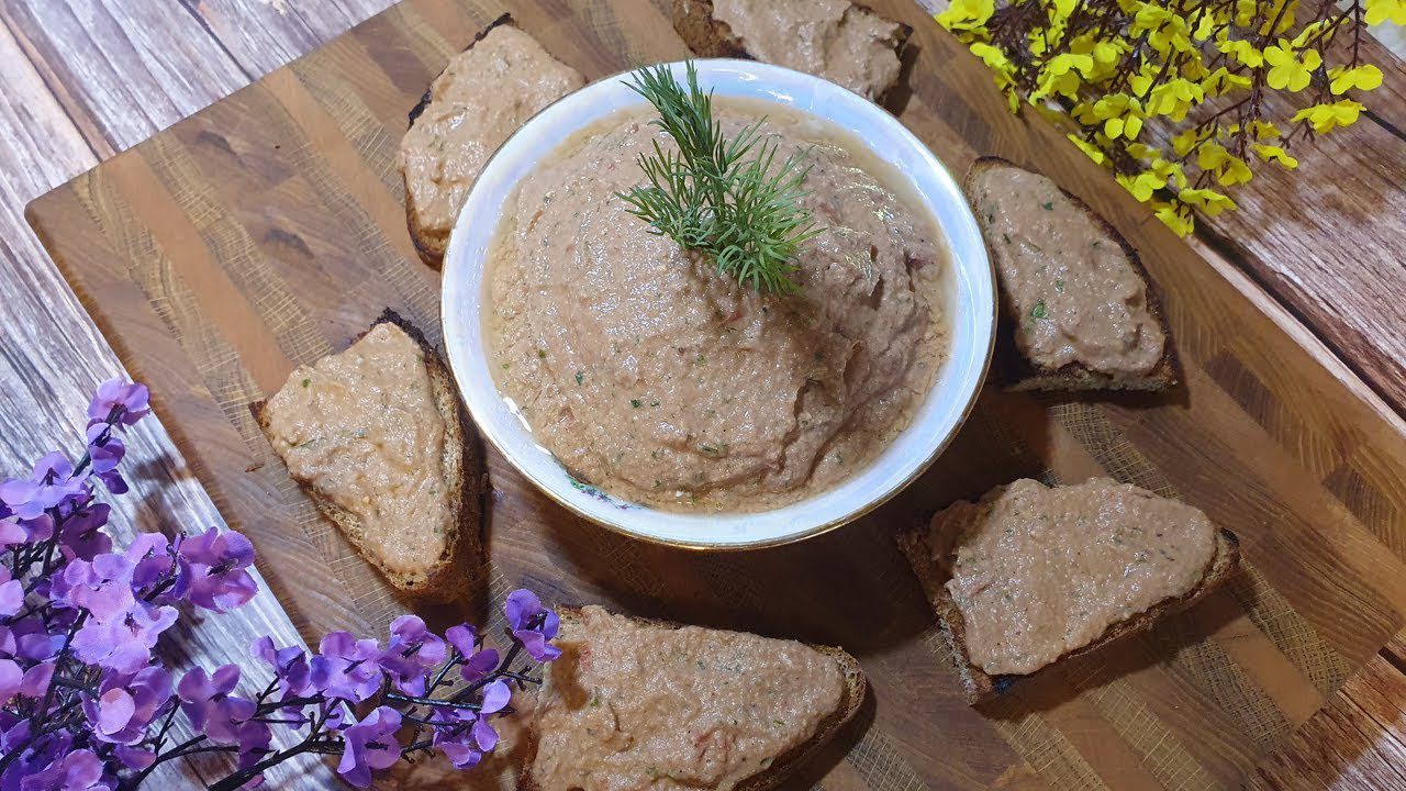 Кулінари поділилися рецептом смачного паштету з крабових паличок і банки тунця