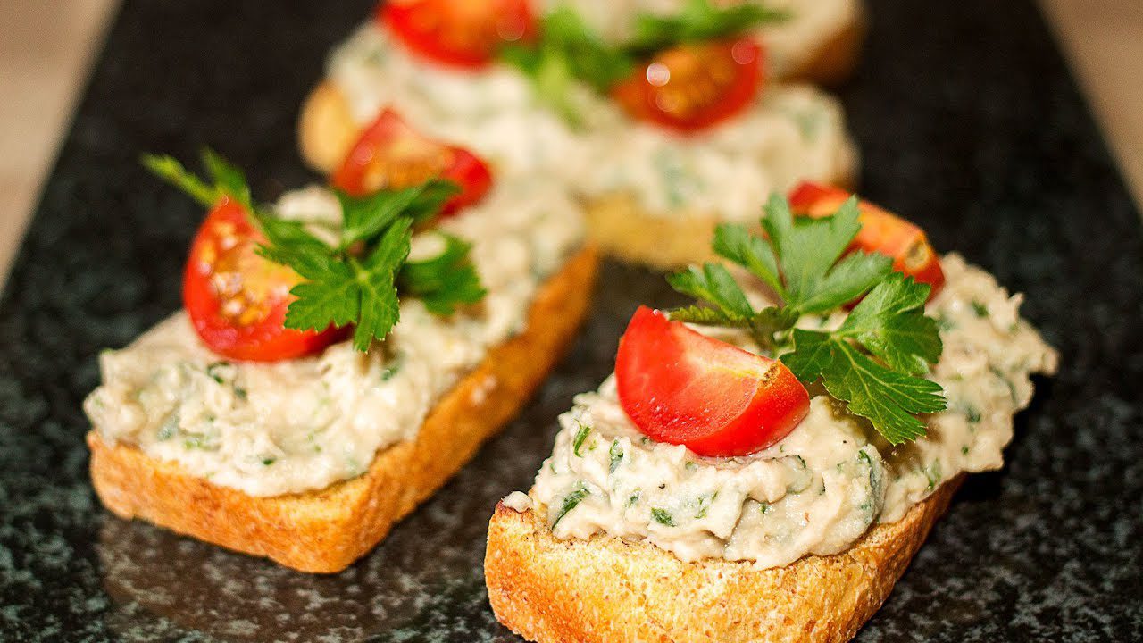 Кулінари поділилися рецептом смачного паштету з крабових паличок і банки тунця