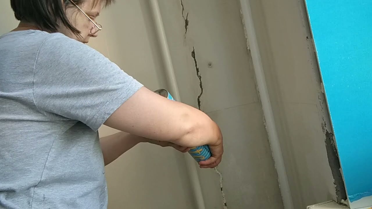 Будівельники розповіли, як можна легко та швидко закласти тріщину в стіні