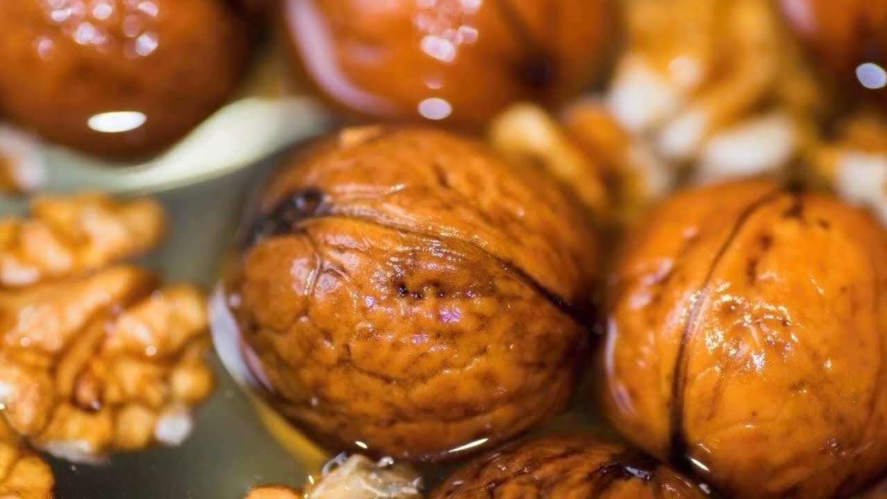 Агрономи розповіли, як із користю використовувати шкаралупу горіхів на городі