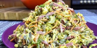 Кулінари поділилися рецептом універсального салату до свята з ковбасою та яйцями