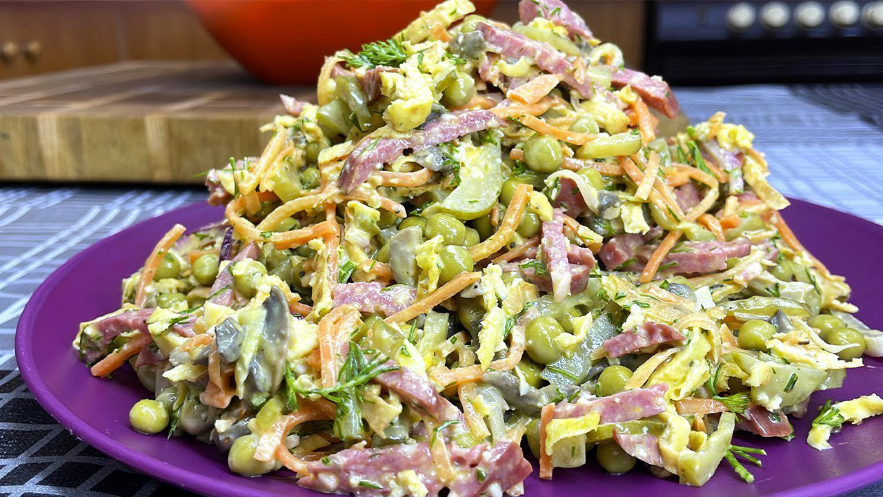 Кулінари поділилися рецептом універсального салату до свята з ковбасою та яйцями