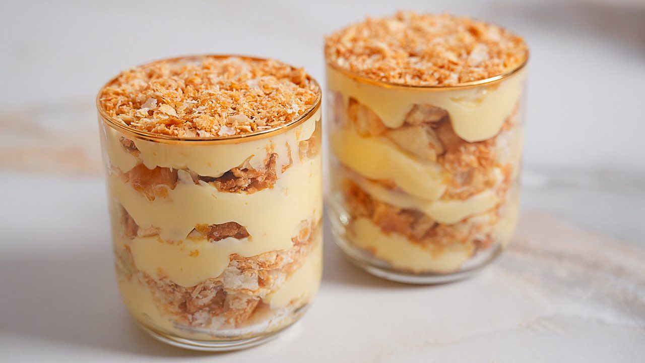 Кулінари поділилися рецептом дуже ніжного торта Наполеон у стаканчиках