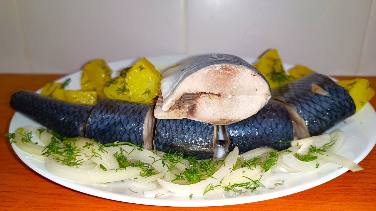 Кулінари розповіли, як правильно засолити оселедець у домашніх умовах